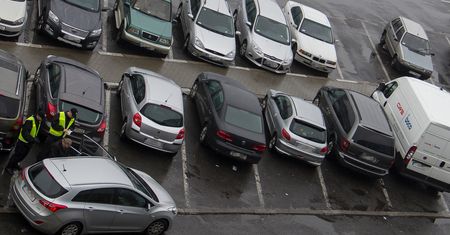Pobił kobietę w kłótni o miejsce parkingowe pod sklepem. Sprawą zajmuje się policja