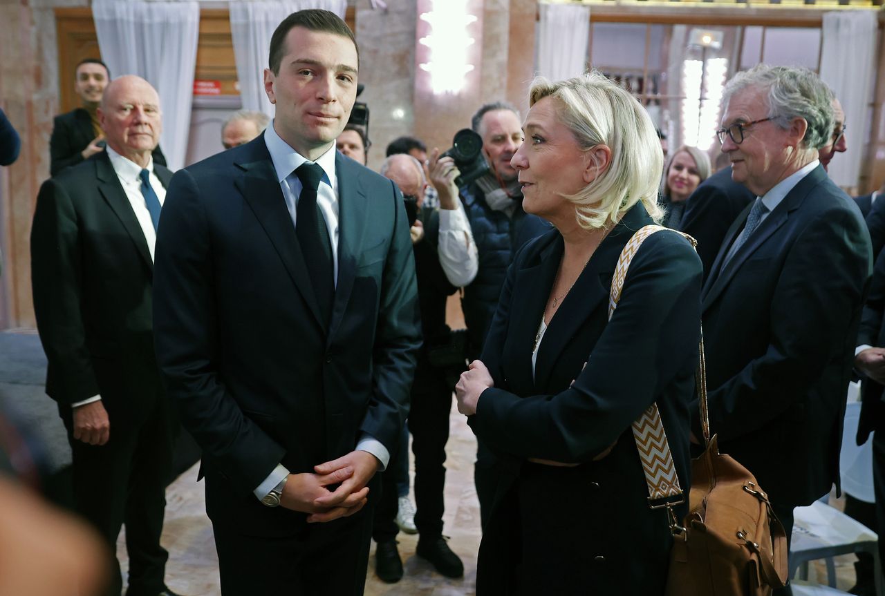 Lider listy Zjednoczenia Narodowego (RN) w wyborach do Parlamentu Europejskiego, Jordan Bardella oraz Marine Le Pen