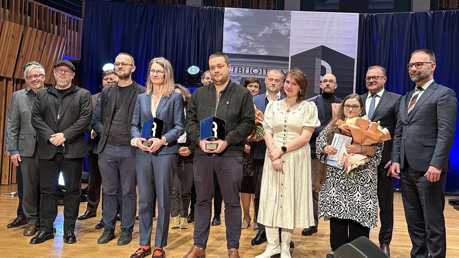 Nominowani, nagrodzeni, członkowie kapituły konkursowej i przedstawiciele władz miasta. W środku na pierwszym planie Agnieszka Jelonek i Tomasz Krok.