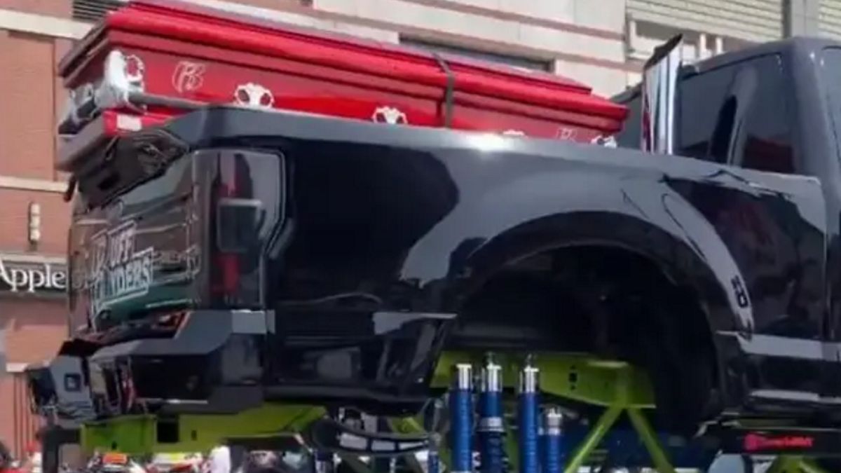 Trumna przewożona była wyjątkowym pojazdem