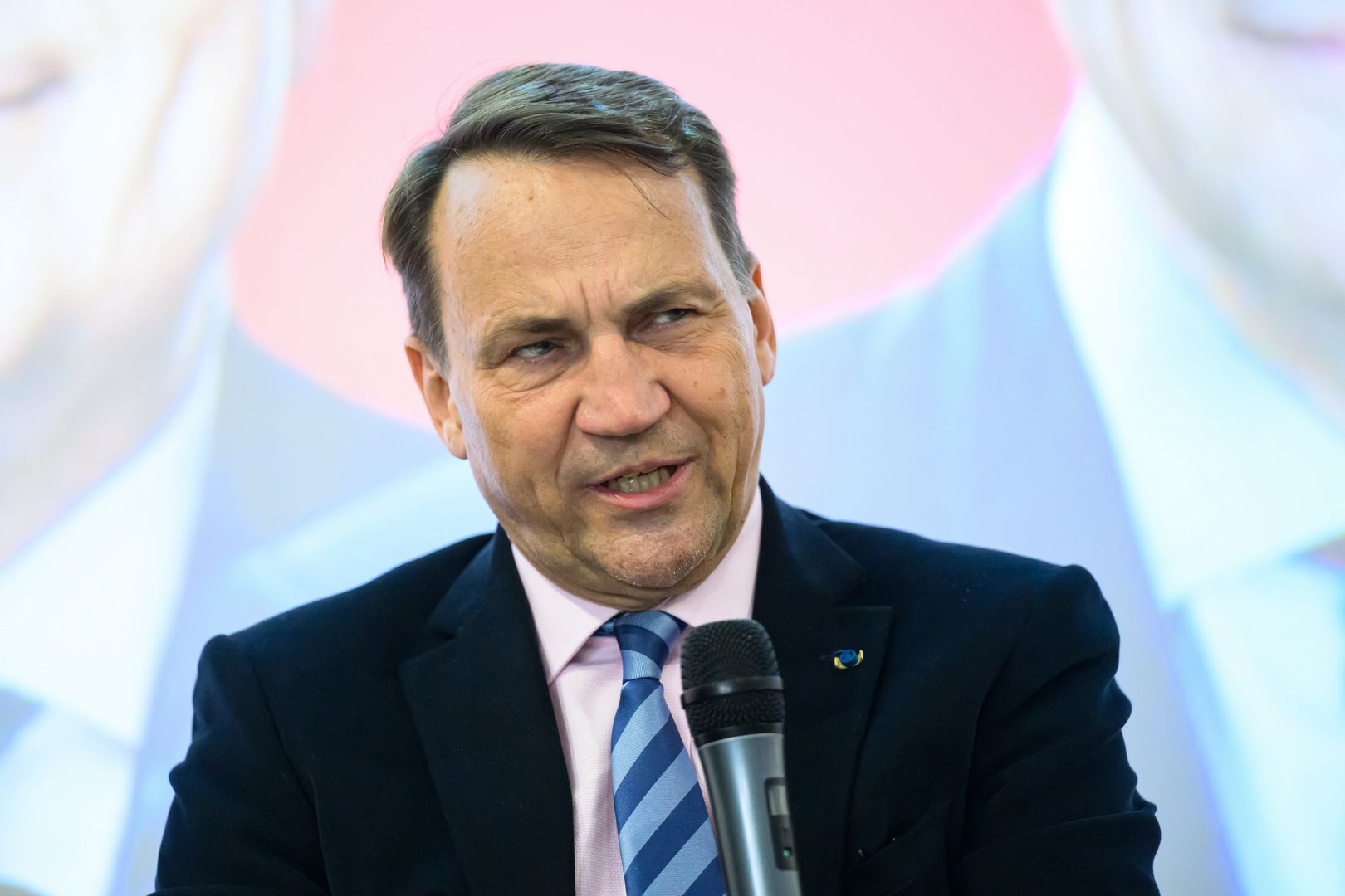 Poznań, 13.05.2025. Minister spraw zagranicznych Radosław Sikorski podczas spotkania w Poznaniu, 13 bm. (sko) PAP/Jakub Kaczmarczyk