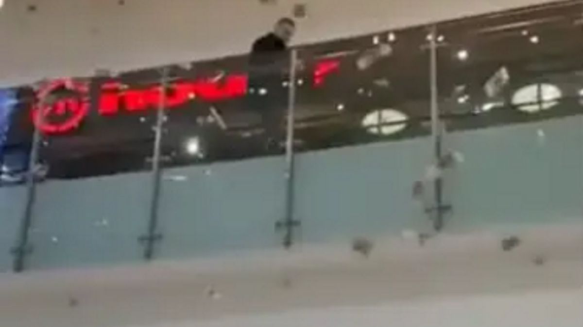 Rosjanin rozrzucił plik rubli