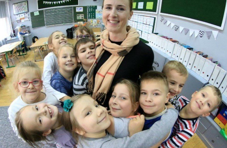 Najpiękniejsze życzenia na Dzień Nauczyciela 2025. Oto gotowe wiersze