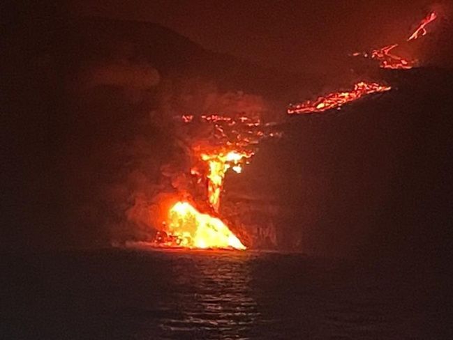 Lawa z wulkanu Cumbre Vieja dotarła do oceanu. Duże zagrożenie