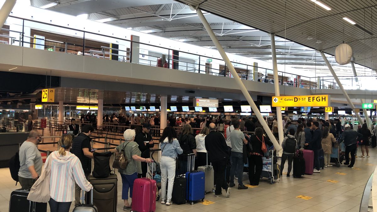 Długie kolejki pasażerów na lotnisku Schiphol w Amsterdamie 
