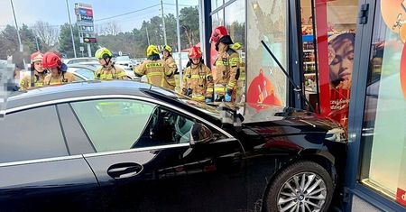 Wjechała w witrynę sklepową. Pomyliła biegi w BMW
