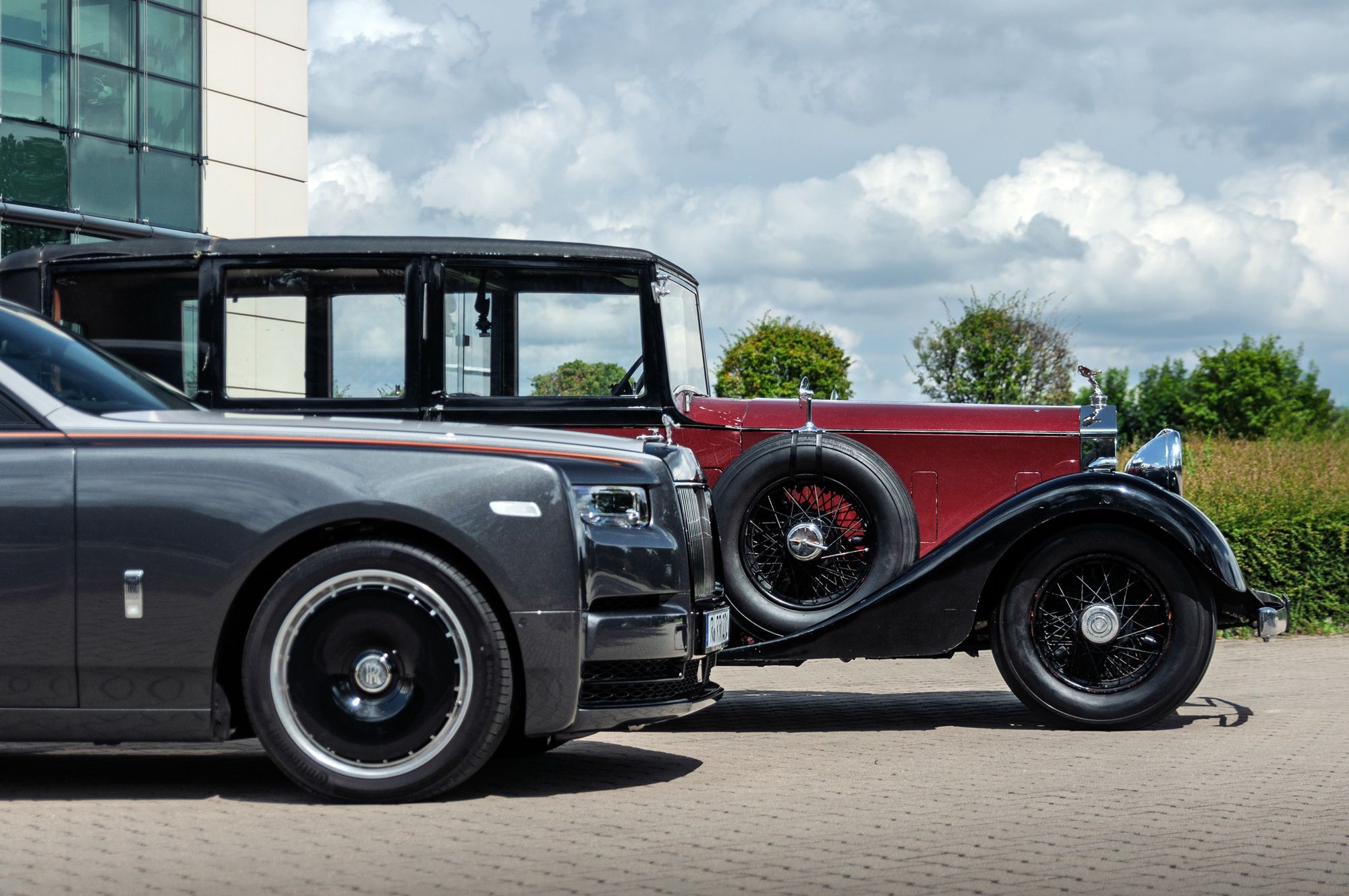Rolls-Royce Phantom II (1935) i Rolls-Royce Phantom VIII (2025)
