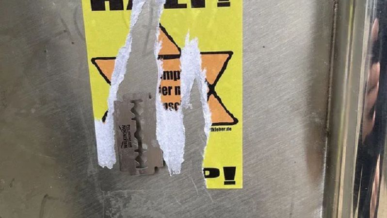 Żyletka na placu zabaw. Antyszczepionkowcy ukryli ją pod naklejką