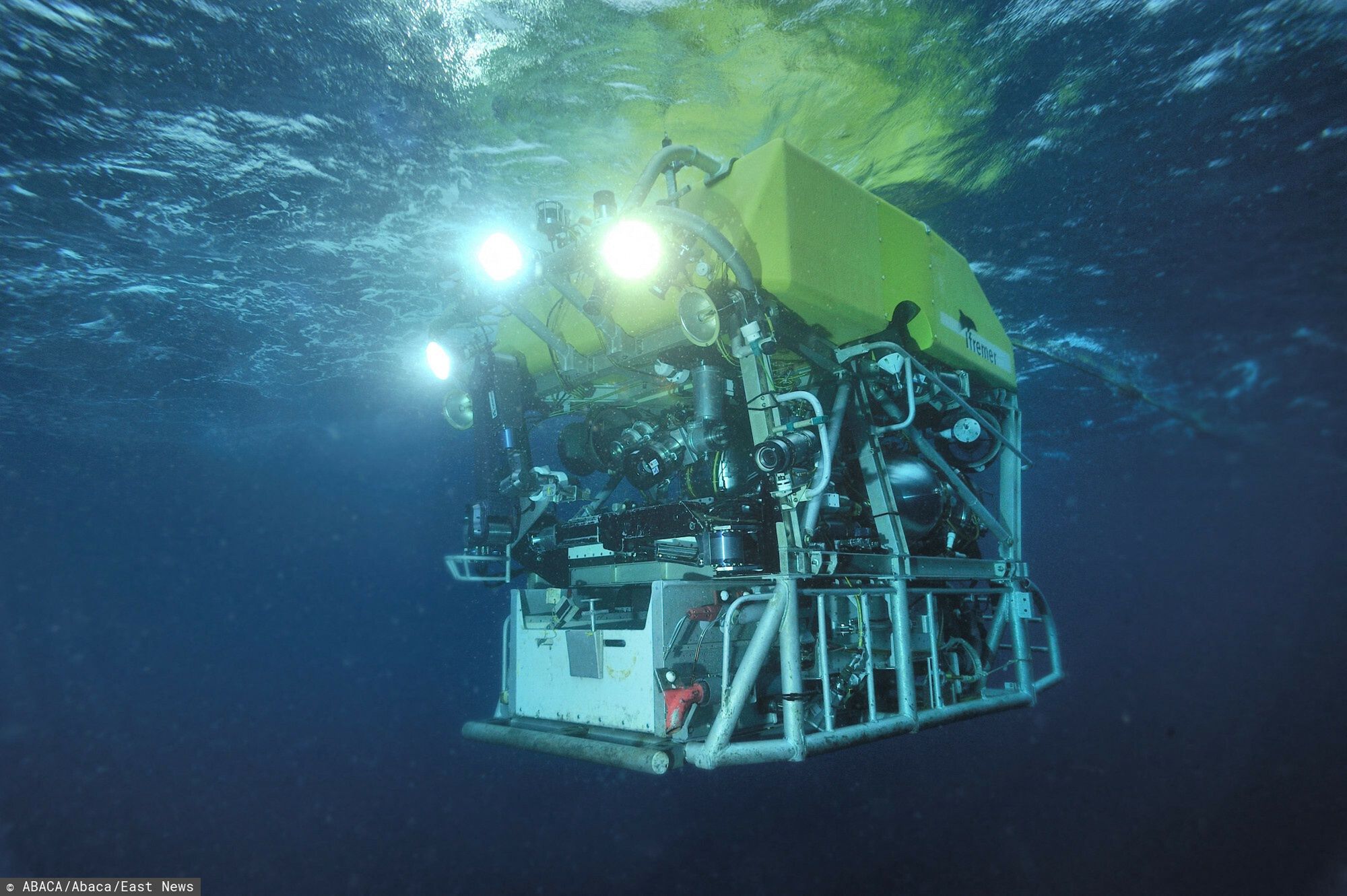 Robot Victor 6000 pomo?e w poszukiwaniach zaginionej ?odzi podwodnejHandout photo of Ifremer French deep-sea diving robot Victor 6000 launched by Atalante ship seen here in July 2009. Deep-sea diving robot Victor 6000 will help the search-and-rescue operation for the disappeared submersible Titan on the site of the Titanic wreckage. Photo by Olivier Dugornay/IFREMER via ABACAPRESS.COMABACA