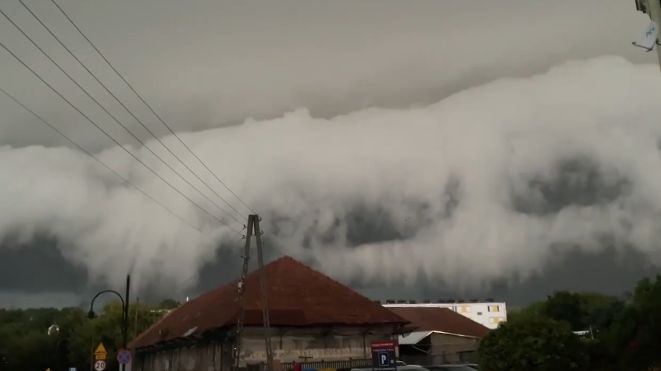 lokalne, burza, pogoda Chmura pożerała ziemię. Natychmiast szukać schronienia