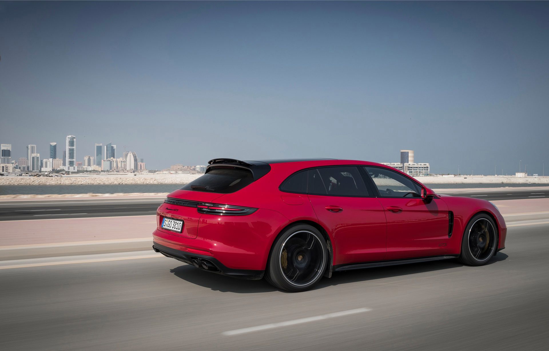 Subiektywnie można dywagować, czy kombi nie posiada nawet jeszcze lepiej wyważonej, elegantszej linii nadwozia niż drugi z wariantów.