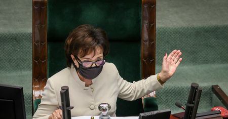 Witek może zarządzać reasumpcje głosowań? Prokuratura nie widzi żadnego problemu