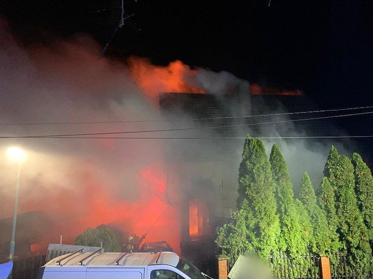 Policjanci uratowali 5 osób z płonącego domu