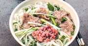 Phở bò Hanoi. Aromatyczna zupa z makaronem ryżowym i wołowiną