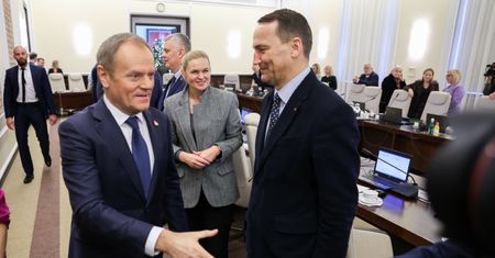 Tusk uderza w Sikorskiego propozycją nie do odrzucenia [OPINIA]