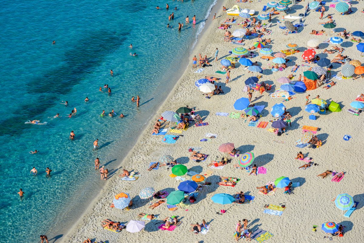 Turyści na plaży we Włoszech 
