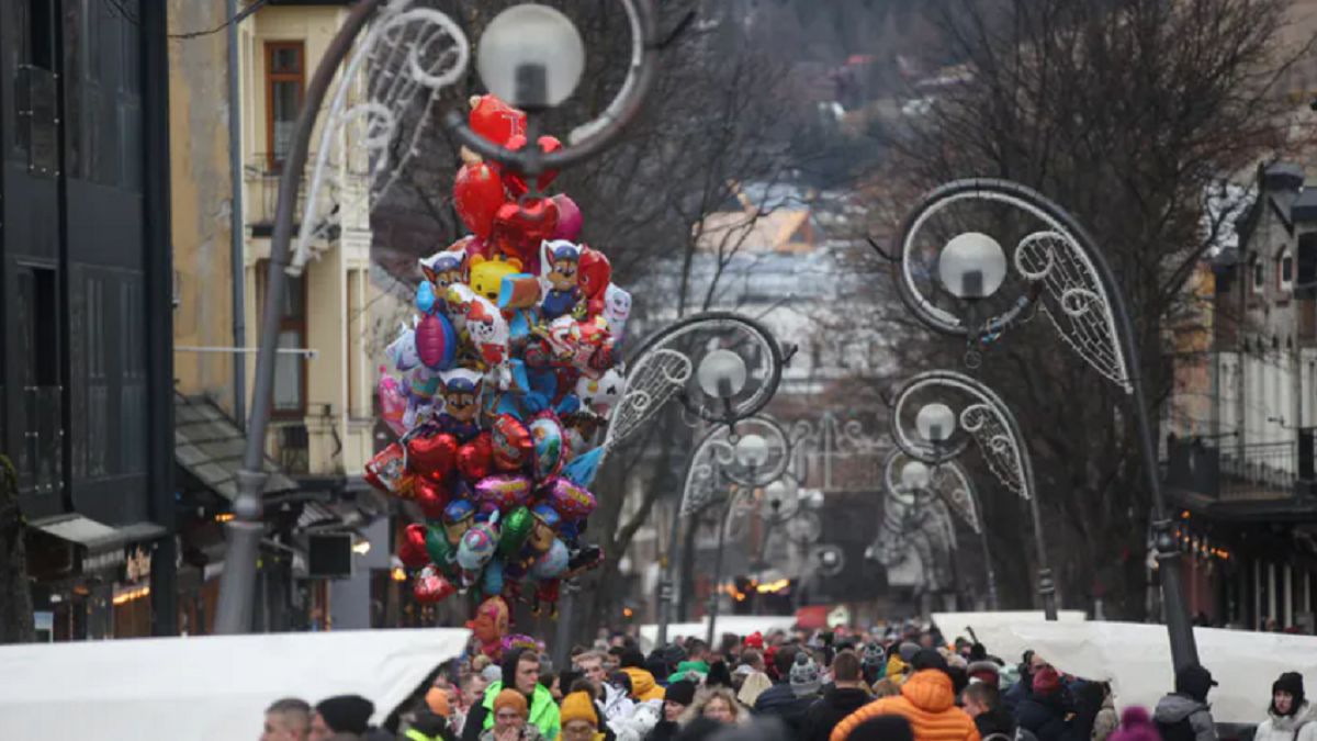 Dziesiątki straganów z fajerwerkami. To dzieje się na Krupówkach. 