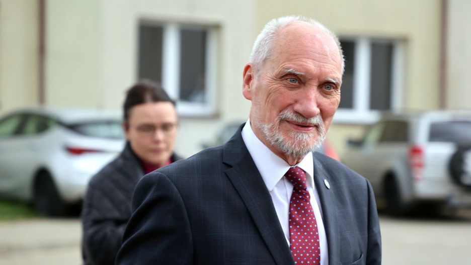 Konwencja PiS w Przysusze
Fot. Piotr Molecki/East News, Przysucha (woj. mazowieckie), 09.10.2023.  Konwencja wyborcza z udzialem prezesa Prawa i Sprawiedliwosci Jaroslawa Kaczynskiego w hali sportowej Zespolu Szkol numer 2 w Przysusze.
N/z: Antoni Macierewicz
Piotr Molecki