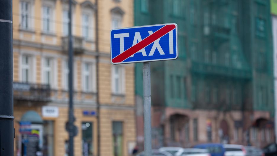 taxi taksówka postój taksówek taksówkarz 