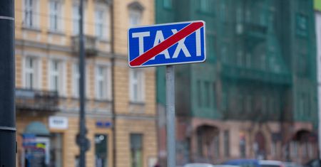 Zaatakował taksówkę kijem bejsbolowym. Nie miał pieniędzy na przejazd