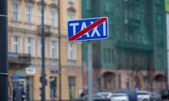 Zaatakował taksówkę kijem bejsbolowym. Nie miał pieniędzy na przejazd