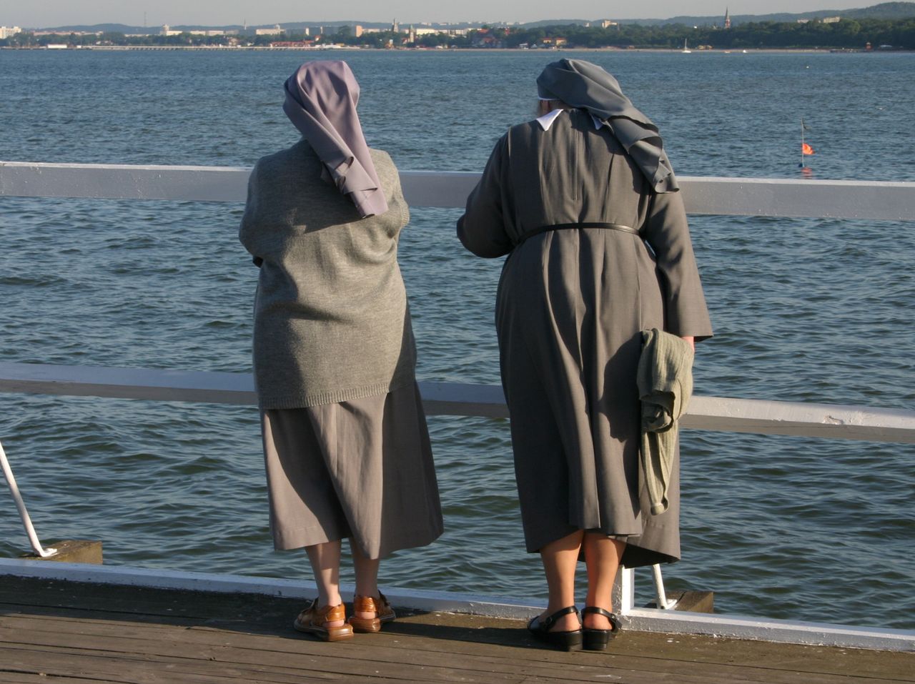 Niektóre siostry zakonne muszą nosić habit również na plaży
