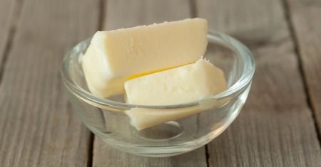 Trzymasz masło na kuchennym blacie? Słowa ekspertki mogą zaskoczyć