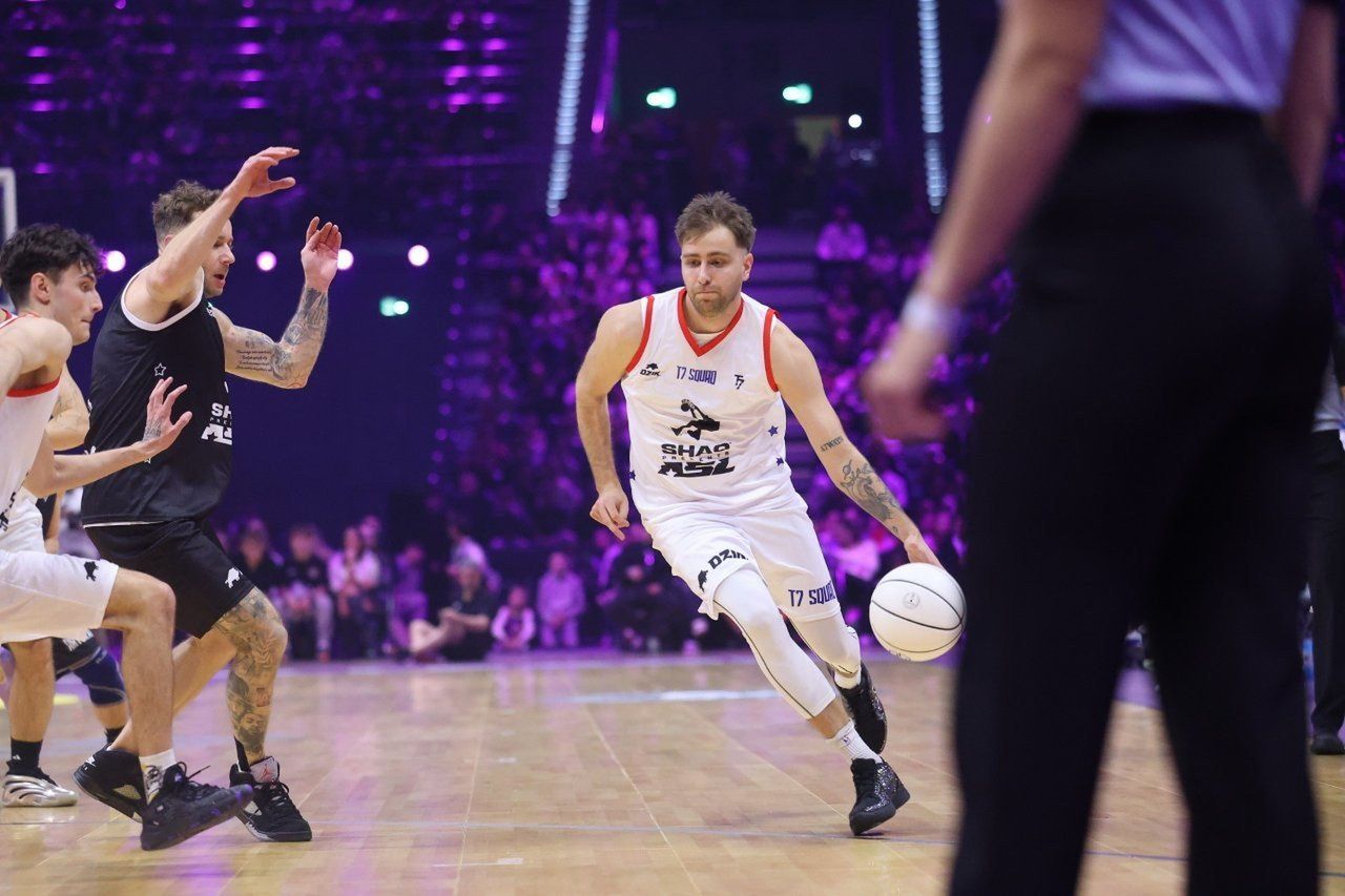 Tomasz Tomanek w akcji w czasie pierwszej edycji Shaq Presents All Stars League w Gliwicach w marcu 2025 roku.