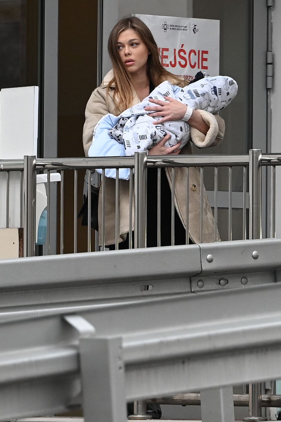 Joanna Opozda opuszcza szpital z synkiem na rękach oraz mamą i bratem u boku