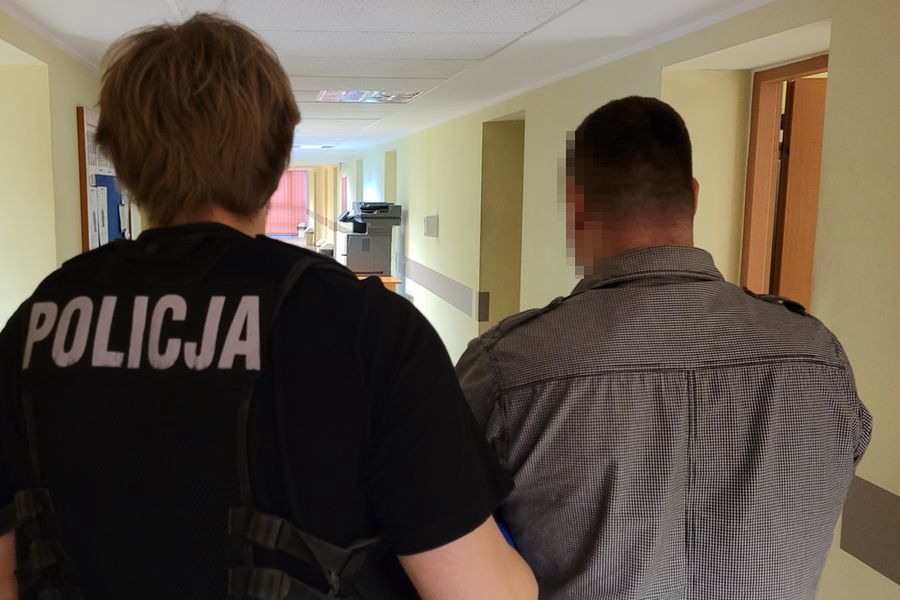 Mężczyzna był agresywny, dlatego nie udało się szybko przeprowadzić posiedzenia sądowego w jego sprawie