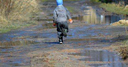 Uciekł z mieszkania. 7-latek biegł ulicą, wzywając pomocy