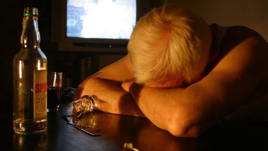 Zamknięcie w domach sprzyja alkoholizmowi.