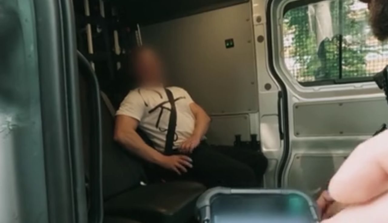 Stał przy drodze. Nagle nadjechała policja. "Ależ pan mnie załatwi"