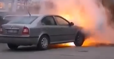 Białystok. Pożar samochodu na parkingu