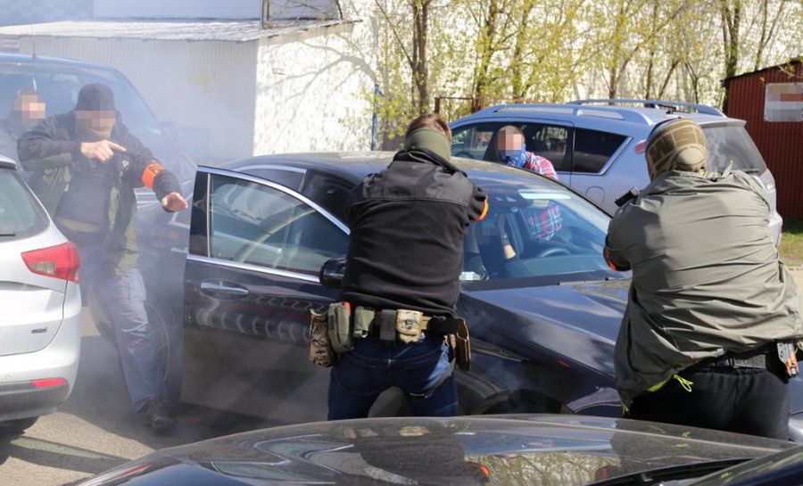 Warszawa. Kradli i demontowali auta ze stolicy. Trzy pojazdy odzyskane