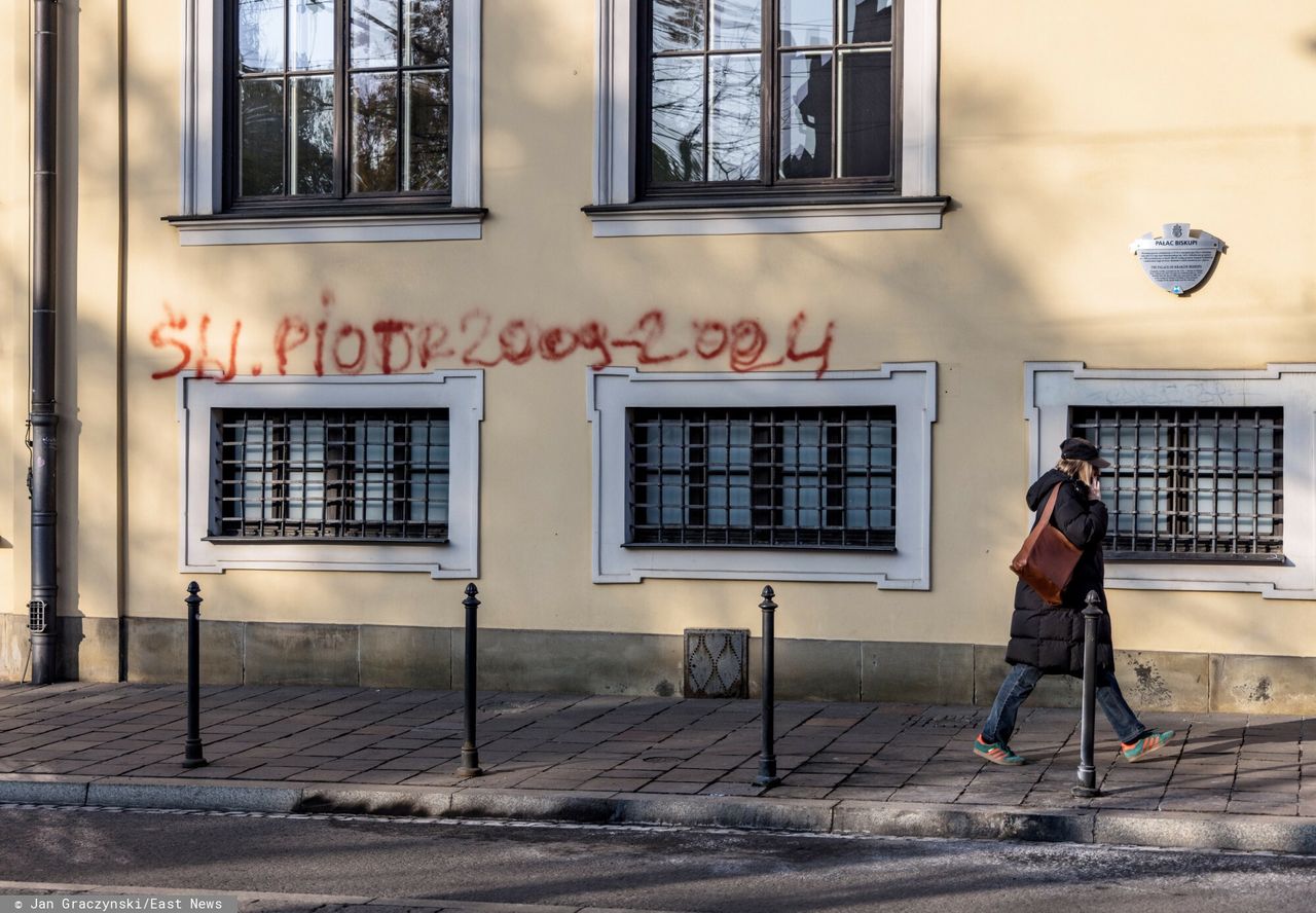 Nie żyje 47-latek, który się podpalił. Na kurii zostawił napis