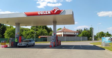 Ceny paliw spadły przed weekendem. Oto przyczyny