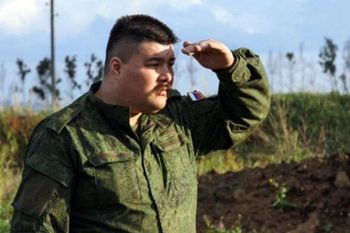 Zaatakował na manifestacji i uciekł do konsulatu Rosji. Skarży się na warunki