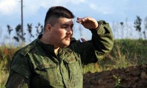 Zaatakował na manifestacji i uciekł do konsulatu Rosji. Skarży się na warunki