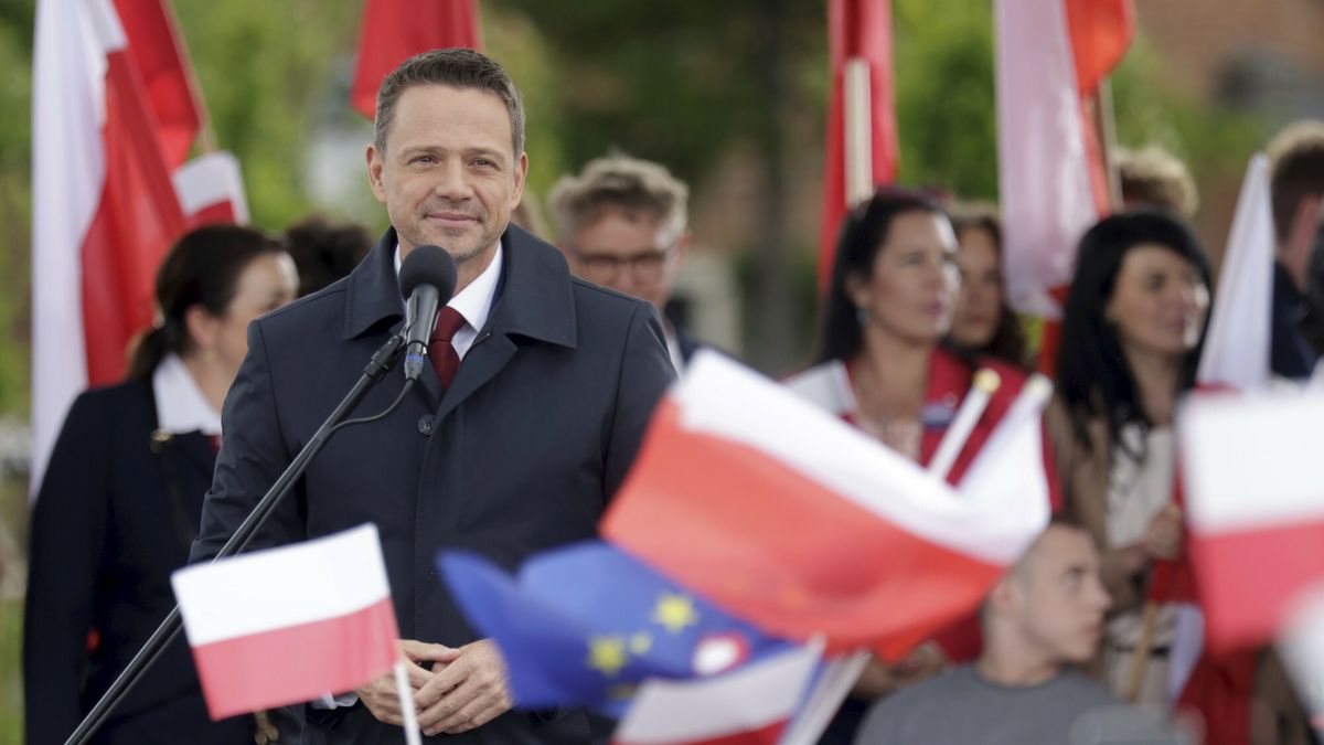 Rafa? Trzaskowski w Pabianicach
Fot. Julian Sojka/East News, Pabianice 29.05.2025. Rafal Trzaskowski (N/z) na wiecu na starym rynku w trakcie kampanii przed druga tura wyborow prezydenckich.
Julian Sojka