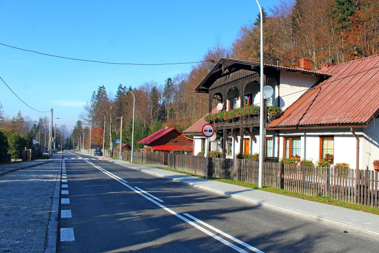 Fragment wyremontowanej drogi powiatowej w Wiśle Czarnem. 