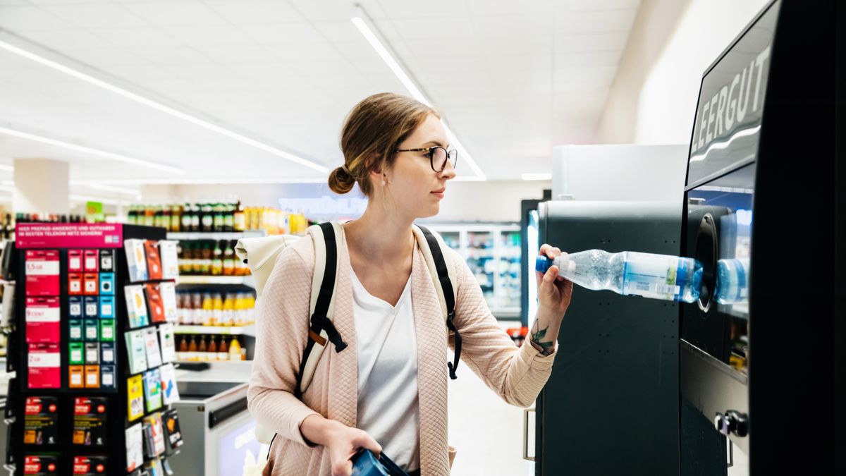 Do kogo trafi niezwrócona kaucja za butelki i puszki? Spór trwa