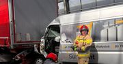 Warszawa: Wypadek na trasie S8. Bus wbił się w tył ciężarówki