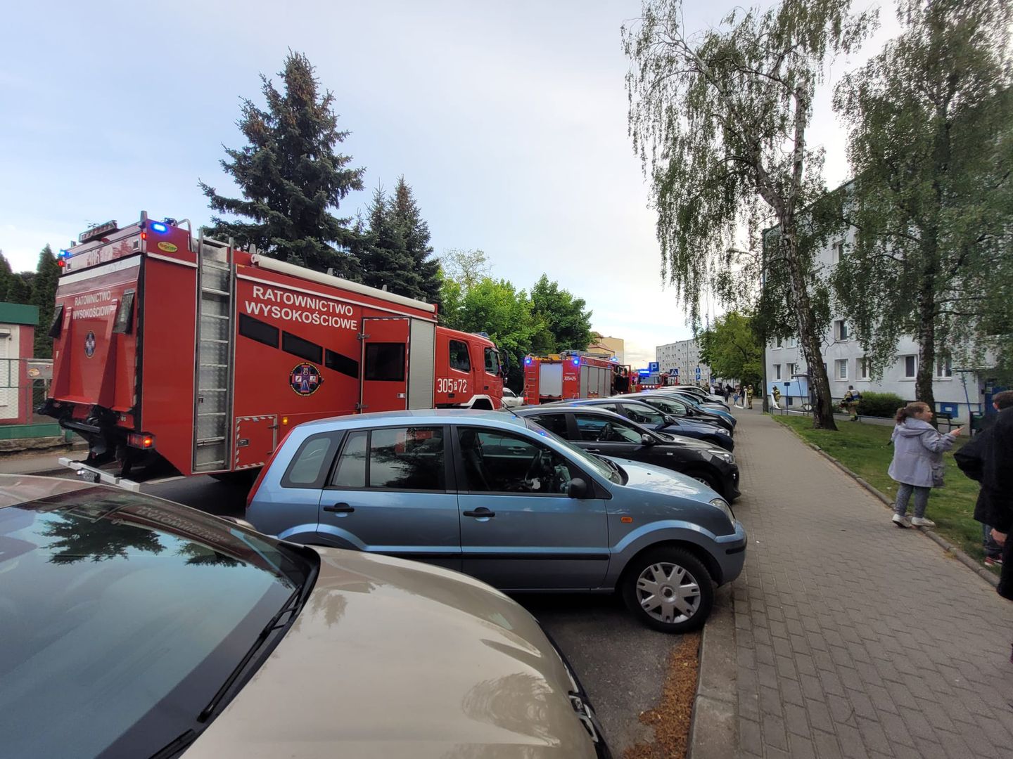Kilka zastępów straży pożarnej na osiedlu Kosmonautów w Poznaniu