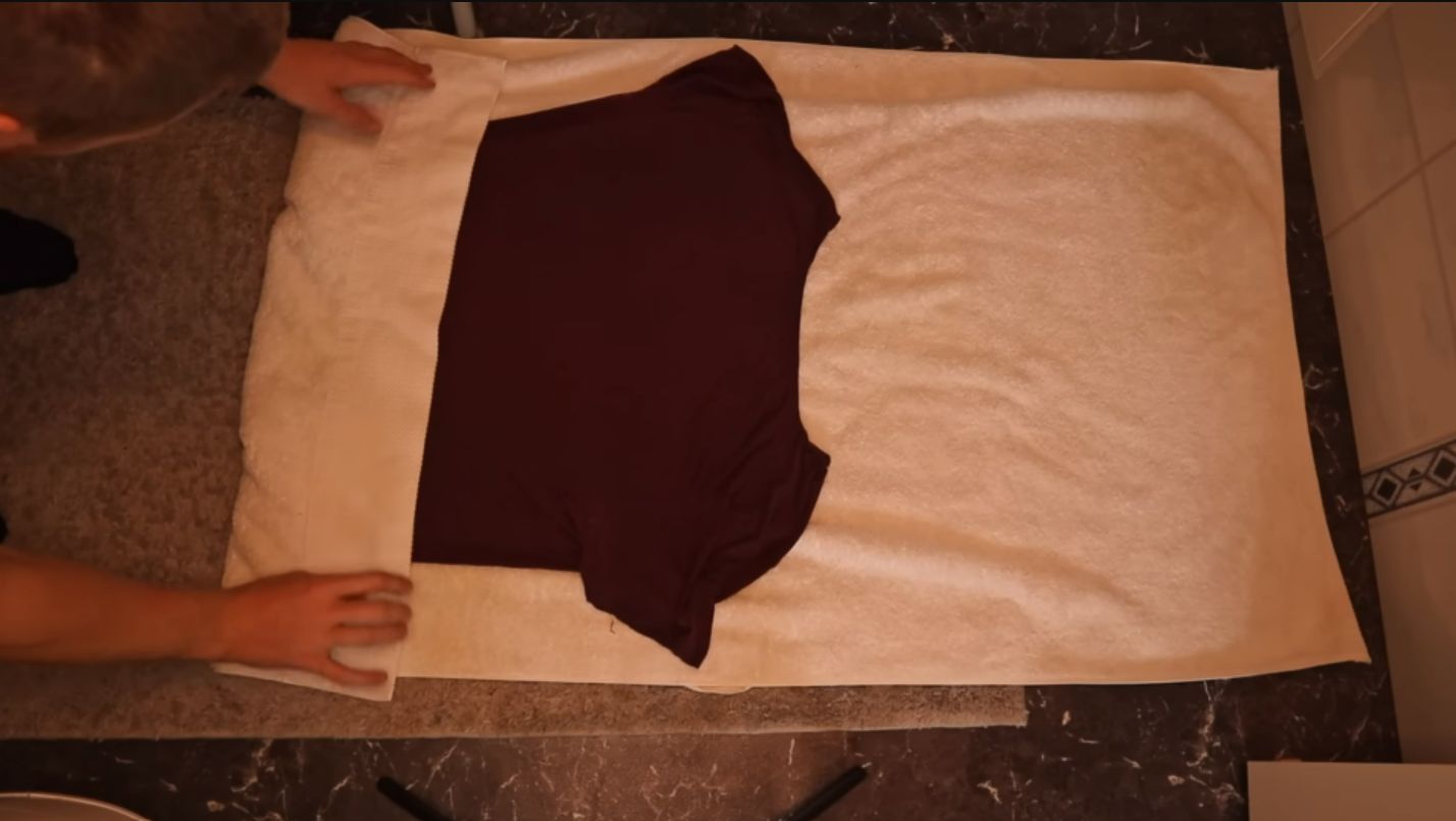 Rozłóż T-shirt na ręczniku