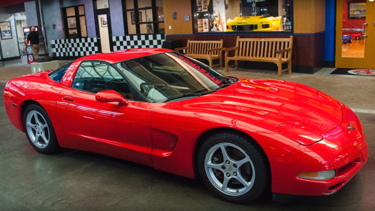 Przejechał Chevroletem Corvette ponad milion kilometrów. Teraz oddał samochód do muzeum