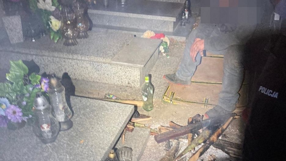 Policjanci na cmentarzu zastali mężczyznę, który m.in. dewastował nagrobki