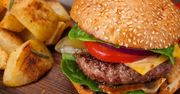 Zapomnij o fast foodach. Ten domowy burger z wołowiną to prawdziwy sztos