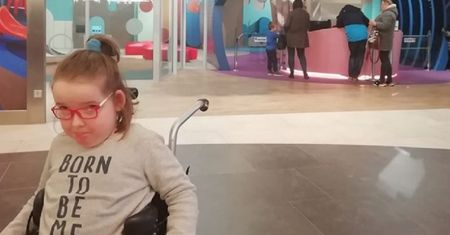 Niepełnosprawna dziewczynka nie została wpuszczona na salę zabaw. Jej mama postanowiła nagłośnić sprawę