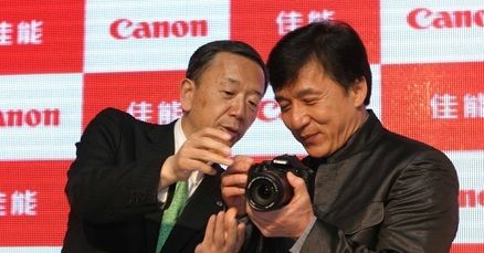 Jackie Chan twarzą Canona 550D